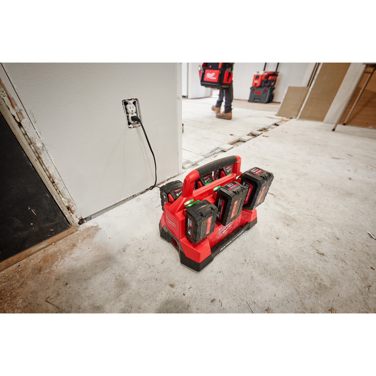 Milwaukee M18pc6 încărcător cu 6 porturiPACKOUT™ 4932480162