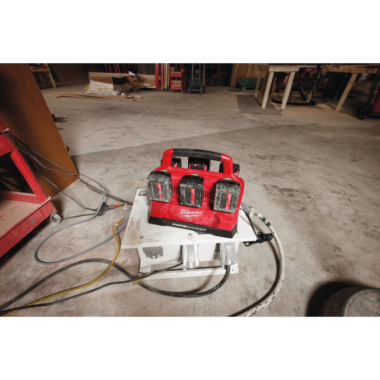 Milwaukee M18pc6 încărcător cu 6 porturiPACKOUT™ 4932480162