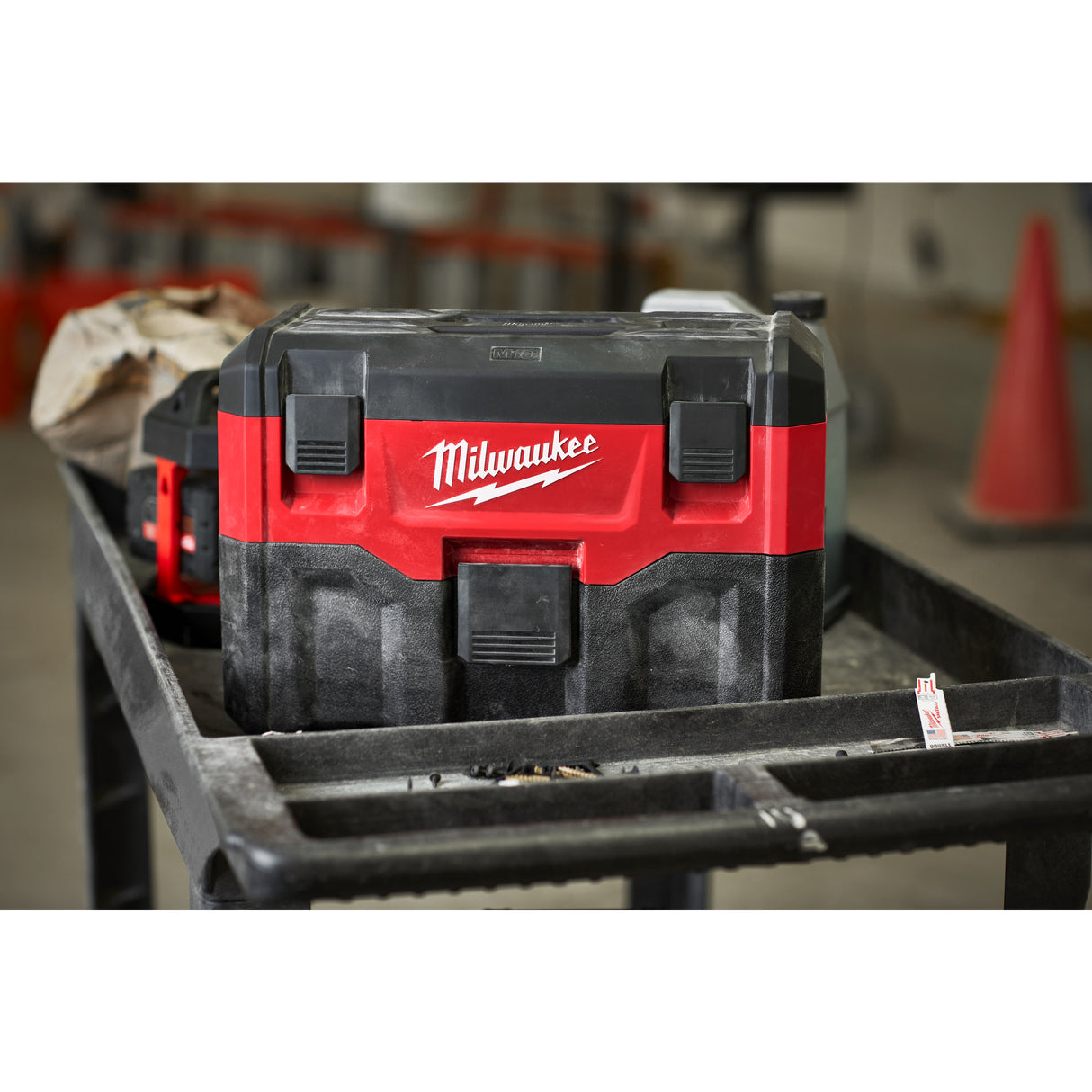 Milwaukee M18vc-2 aspirator acu.   4933464029